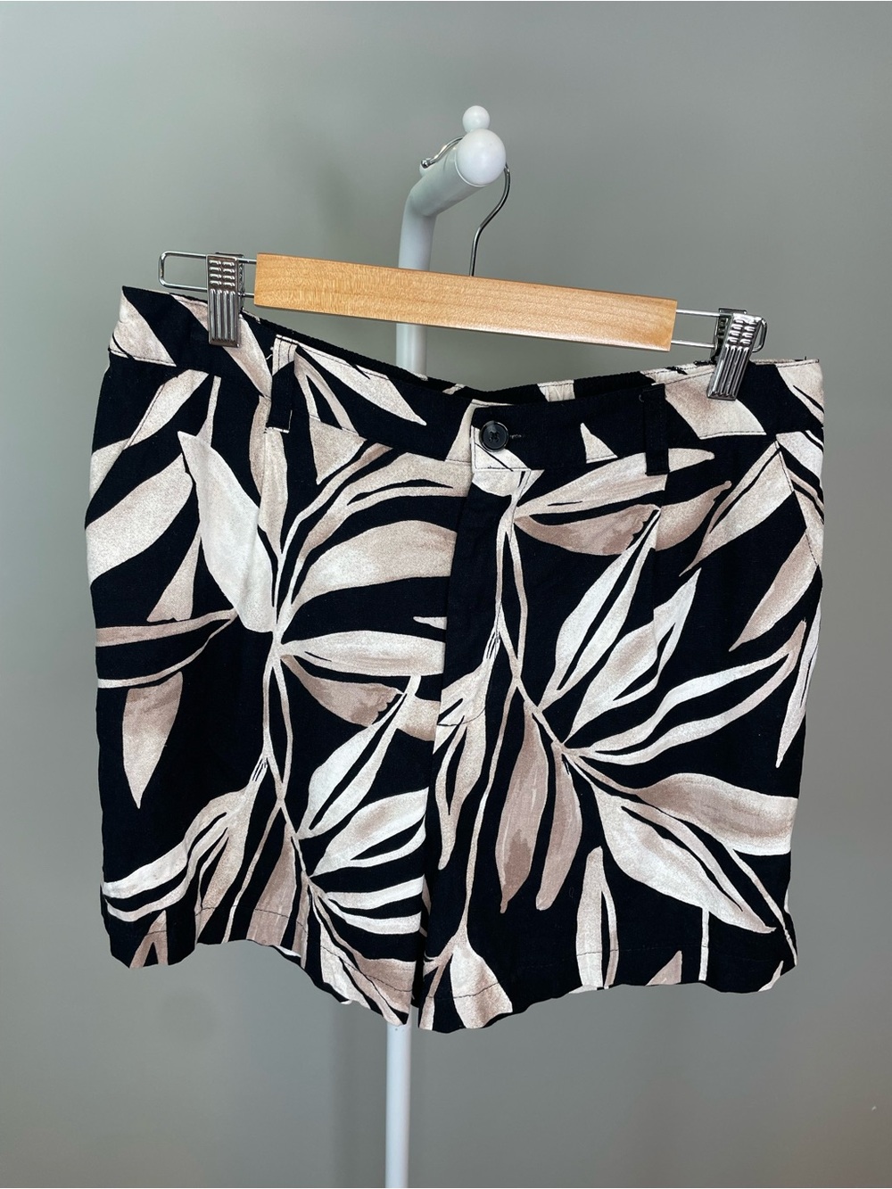 Time and Tru Black Shorts with Beige Leaf Print Rayon/Linen Blend